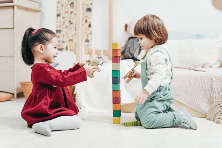 Kinder spielen miteinander