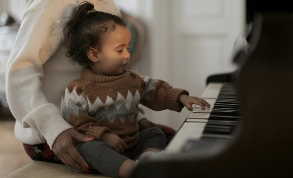 Kind sitzt am Klavier